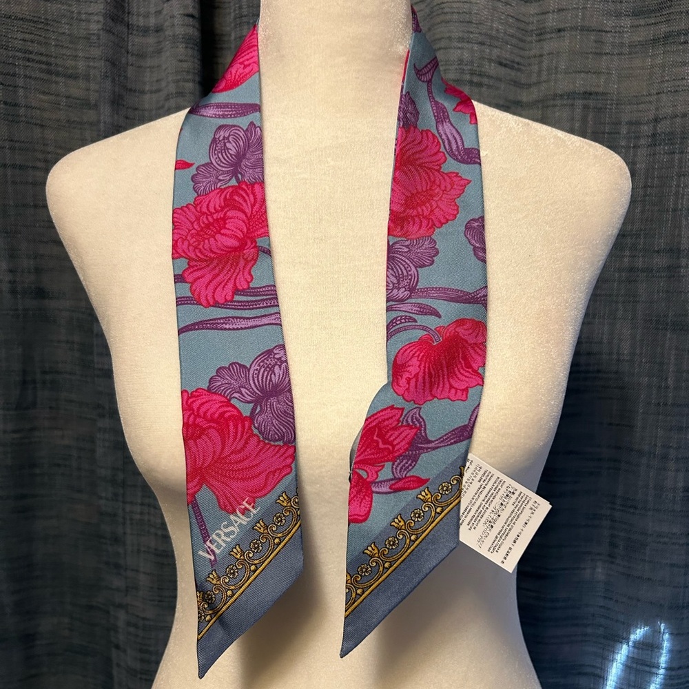NWT** Authentic Versace silk Twill neck scarf
